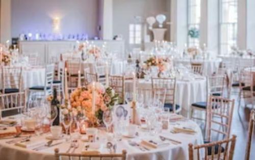 Les essentiels du mobilier à louer pour un mariage réussi.