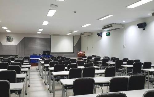 Salle de séminaire : comment éviter la location d'équipements ?