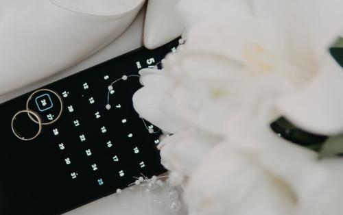 Cérémonie sans téléphone : pourquoi cette tendance change le jour J