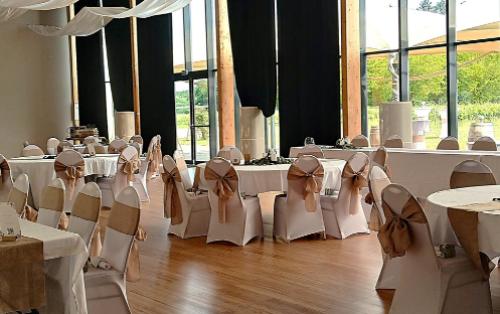 Domaine La Porte Dorée : une grande salle ouverte sur les vignes à Cheverny