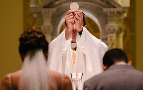 Mariage religieux - peut-on choisir son curé et comment le trouver ?