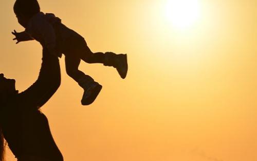 L'histoire de la fête des mères : Honorer l'amour maternel à travers les siècles