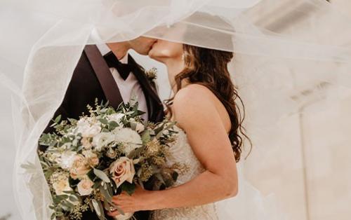 Comment trouver la tenue idéale pour un mariage à Paris ?