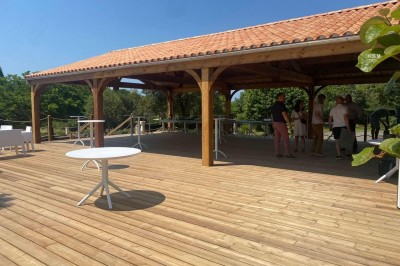 Damona Lodges - Terrasse et pergola