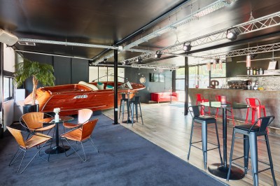 Bateau amarré le long d'un quai, avec une table dressée et des verres à vin sur le pont arrière.