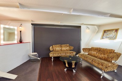 Bateau amarré le long d'un quai, avec une table dressée et des verres à vin sur le pont arrière.