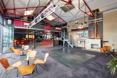 Miniature L'Atelier du France Bateau amarré le long d'un quai, avec une table dressée et des verres à vin sur le pont arrière.