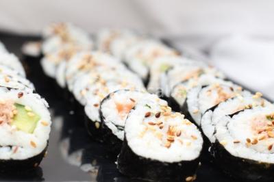 Mur en pierre ocre avec jardinières en bois garnies de fleurs colorées, entouré de végétation et éclairé par la lumière du…