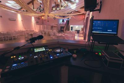 Mur en pierre ocre avec jardinières en bois garnies de fleurs colorées, entouré de végétation et éclairé par la lumière du…