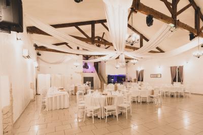 Mur en pierre ocre avec jardinières en bois garnies de fleurs colorées, entouré de végétation et éclairé par la lumière du…