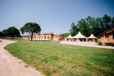 Miniature Location salle Alix (Rhône) - Domaine du Clos des Liesses #2 Chambre avec lit double, parquet clair, échelle en bois menant à une mezzanine, fenêtre avec rideaux et miroir debout.