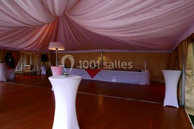 Miniature Location salle Alix (Rhône) - Domaine du Clos des Liesses #14 Chambre avec lit double, parquet clair, échelle en bois menant à une mezzanine, fenêtre avec rideaux et miroir debout.