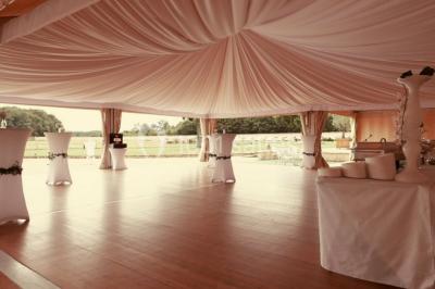 Miniature Location salle Alix (Rhône) - Domaine du Clos des Liesses #11 Chambre avec lit double, parquet clair, échelle en bois menant à une mezzanine, fenêtre avec rideaux et miroir debout.