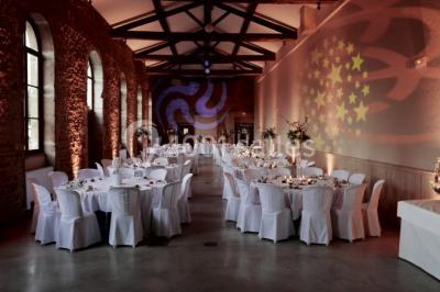 Miniature Location salle Alix (Rhône) - Domaine du Clos des Liesses #15 Chambre avec lit double, parquet clair, échelle en bois menant à une mezzanine, fenêtre avec rideaux et miroir debout.