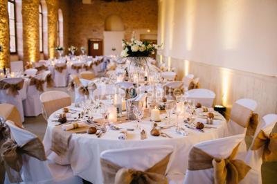 Miniature Location salle Alix (Rhône) - Domaine du Clos des Liesses #13 Chambre avec lit double, parquet clair, échelle en bois menant à une mezzanine, fenêtre avec rideaux et miroir debout.
