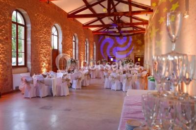 Miniature Location salle Alix (Rhône) - Domaine du Clos des Liesses #17 Chambre avec lit double, parquet clair, échelle en bois menant à une mezzanine, fenêtre avec rideaux et miroir debout.