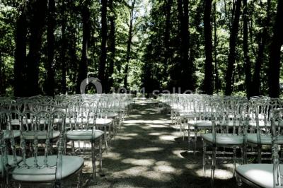 Miniature Location salle Alix (Rhône) - Domaine du Clos des Liesses #21 Chambre avec lit double, parquet clair, échelle en bois menant à une mezzanine, fenêtre avec rideaux et miroir debout.