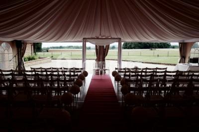 Miniature Location salle Alix (Rhône) - Domaine du Clos des Liesses #16 Chambre avec lit double, parquet clair, échelle en bois menant à une mezzanine, fenêtre avec rideaux et miroir debout.