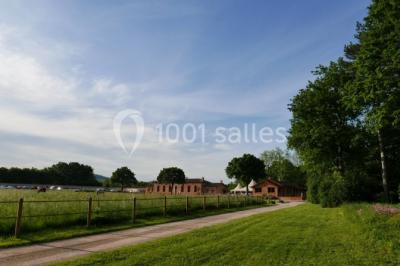 Miniature Location salle Alix (Rhône) - Domaine du Clos des Liesses #5 Chambre avec lit double, parquet clair, échelle en bois menant à une mezzanine, fenêtre avec rideaux et miroir debout.