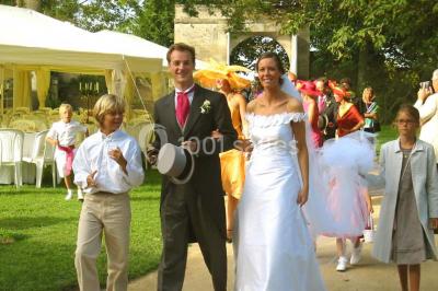 Salle à manger rustique avec murs en pierre, table en bois, chaises assorties et porte-fenêtre donnant sur l'extérieur.