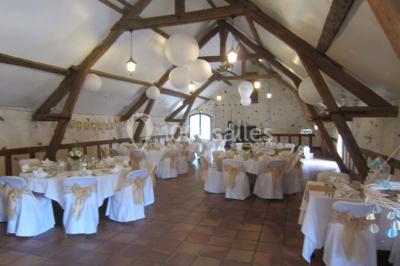 Filet de poisson servi sur un lit de légumes, garni de tomates séchées, herbes fraîches, et accompagné d'agrumes.