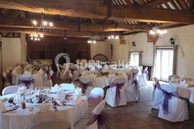 Filet de poisson servi sur un lit de légumes, garni de tomates séchées, herbes fraîches, et accompagné d'agrumes.