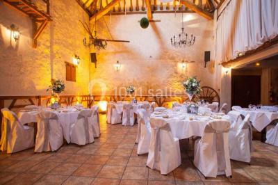 Filet de poisson servi sur un lit de légumes, garni de tomates séchées, herbes fraîches, et accompagné d'agrumes.