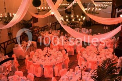Filet de poisson servi sur un lit de légumes, garni de tomates séchées, herbes fraîches, et accompagné d'agrumes.