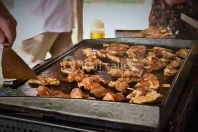 Filet de poisson servi sur un lit de légumes, garni de tomates séchées, herbes fraîches, et accompagné d'agrumes.