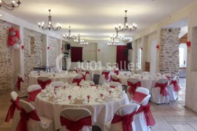 Filet de poisson servi sur un lit de légumes, garni de tomates séchées, herbes fraîches, et accompagné d'agrumes.