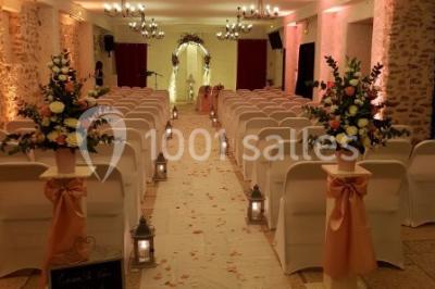 Filet de poisson servi sur un lit de légumes, garni de tomates séchées, herbes fraîches, et accompagné d'agrumes.