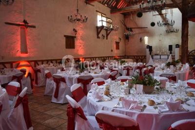 Filet de poisson servi sur un lit de légumes, garni de tomates séchées, herbes fraîches, et accompagné d'agrumes.