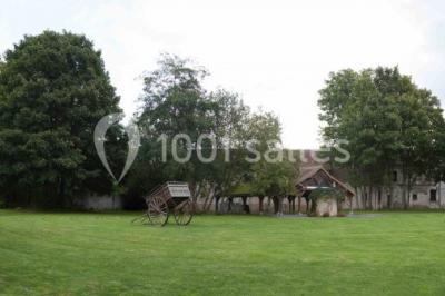 Filet de poisson servi sur un lit de légumes, garni de tomates séchées, herbes fraîches, et accompagné d'agrumes.