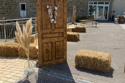 Cuisine professionnelle avec équipements en inox, comprenant un réfrigérateur, une hotte, un four et des plans de travail.