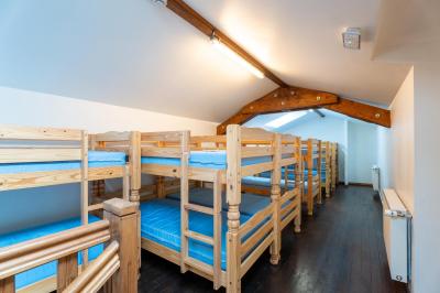 Cuisine professionnelle avec équipements en inox, comprenant un réfrigérateur, une hotte, un four et des plans de travail.