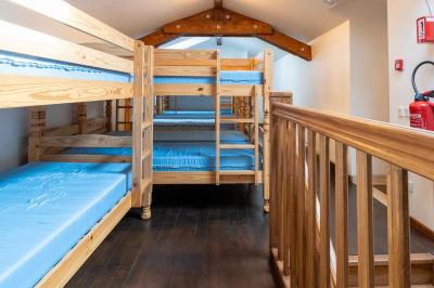 Cuisine professionnelle avec équipements en inox, comprenant un réfrigérateur, une hotte, un four et des plans de travail.