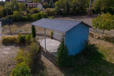 Cuisine professionnelle avec équipements en inox, comprenant un réfrigérateur, une hotte, un four et des plans de travail.