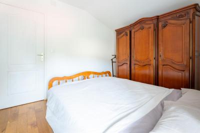 Cuisine professionnelle avec équipements en inox, comprenant un réfrigérateur, une hotte, un four et des plans de travail.