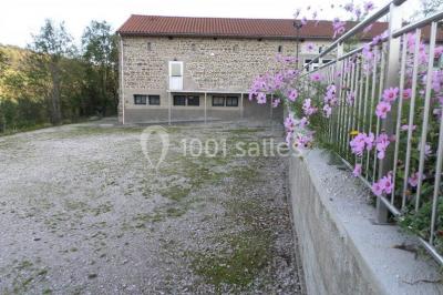 Cuisine professionnelle avec équipements en inox, comprenant un réfrigérateur, une hotte, un four et des plans de travail.