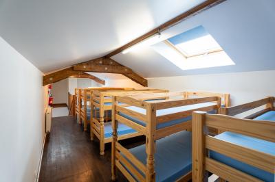 Cuisine professionnelle avec équipements en inox, comprenant un réfrigérateur, une hotte, un four et des plans de travail.