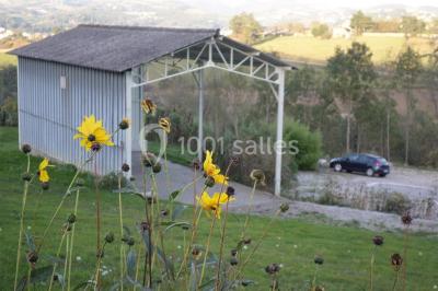 Cuisine professionnelle avec équipements en inox, comprenant un réfrigérateur, une hotte, un four et des plans de travail.