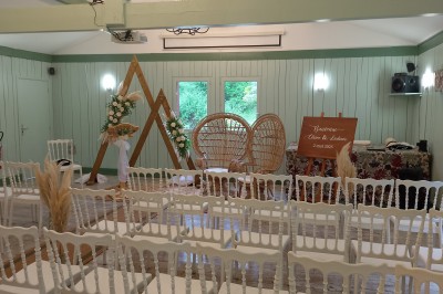 Groupe de personnes discutant sur une terrasse éclairée, entourée de végétation et de bougies.