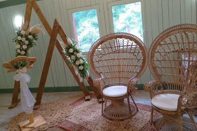 Groupe de personnes discutant sur une terrasse éclairée, entourée de végétation et de bougies.