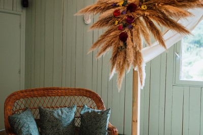 Groupe de personnes discutant sur une terrasse éclairée, entourée de végétation et de bougies.