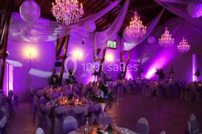 Verres de cocktail orange garnis de tranches d'orange et de pailles noires, disposés sur une nappe noire.