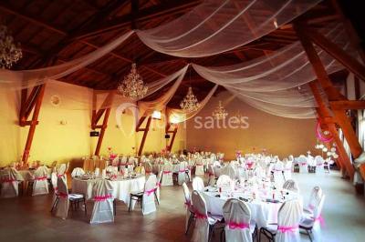 Verres de cocktail orange garnis de tranches d'orange et de pailles noires, disposés sur une nappe noire.