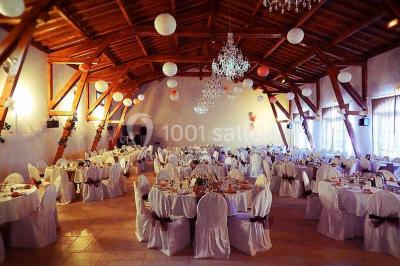 Verres de cocktail orange garnis de tranches d'orange et de pailles noires, disposés sur une nappe noire.