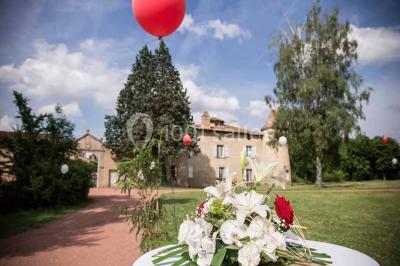 Verres de cocktail orange garnis de tranches d'orange et de pailles noires, disposés sur une nappe noire.