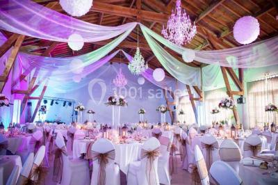 Verres de cocktail orange garnis de tranches d'orange et de pailles noires, disposés sur une nappe noire.