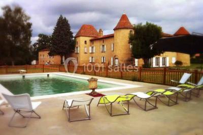 Verres de cocktail orange garnis de tranches d'orange et de pailles noires, disposés sur une nappe noire.